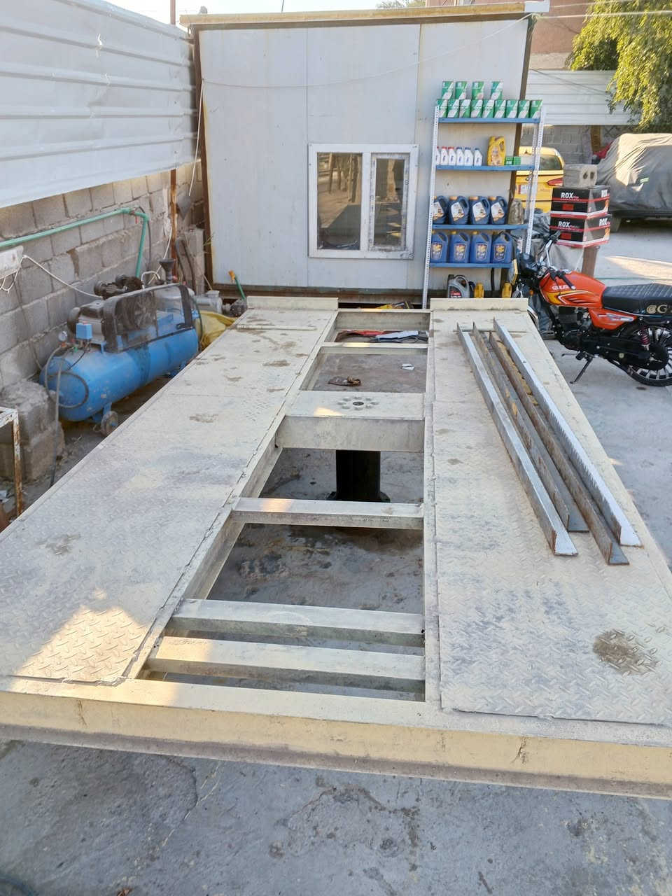 سلام عليكم محطه للبيع عنوان بغداد مدينه الصدر حي طارق الشيشان محطه خاله كراج المساحه المساحه ا متر وكسور السعر على هذا الرقم للاستفسار واتساب خابرني وسهله***********
