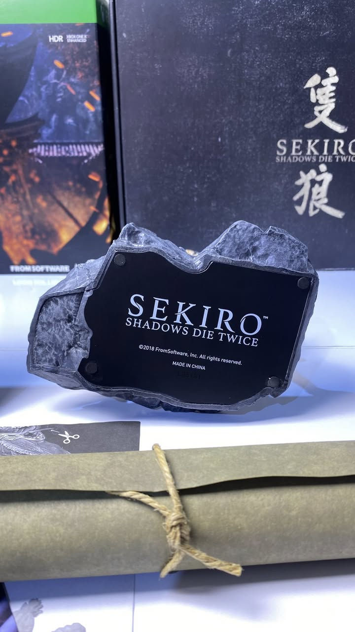 للبيع اقرأ كامل التفاصيل ‼️‼️
‏SEKIRO Shadows Die twice collectors edition
نسخة نضيفة 100‎%‎ بالكارتونة / مجسم + ارت بوك + خارطة اللعبة + صور + كود 
السعر  220 الف فقط 🔥
تابعوني على صفحة الستور بالانستا انشر كلشي جديد 👇🏼
https://www.instagram.com/ossama.figurestore?igsh=cG8ycG81bWZ6ZnFo&utm_source=qr


**إذا كنت صاحب هذا الإعلان وتريد حذفه لأي سبب، رجاءا أرسل رسالة إلى الدعم الفني**