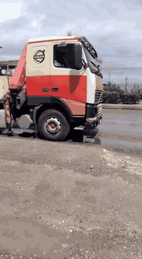 السلام عليكم فالفو للبيع موديل 2001 جهاز بافنگر 7 طن رقم سليمانيه سنويه جديده سياره كفاله ***********
