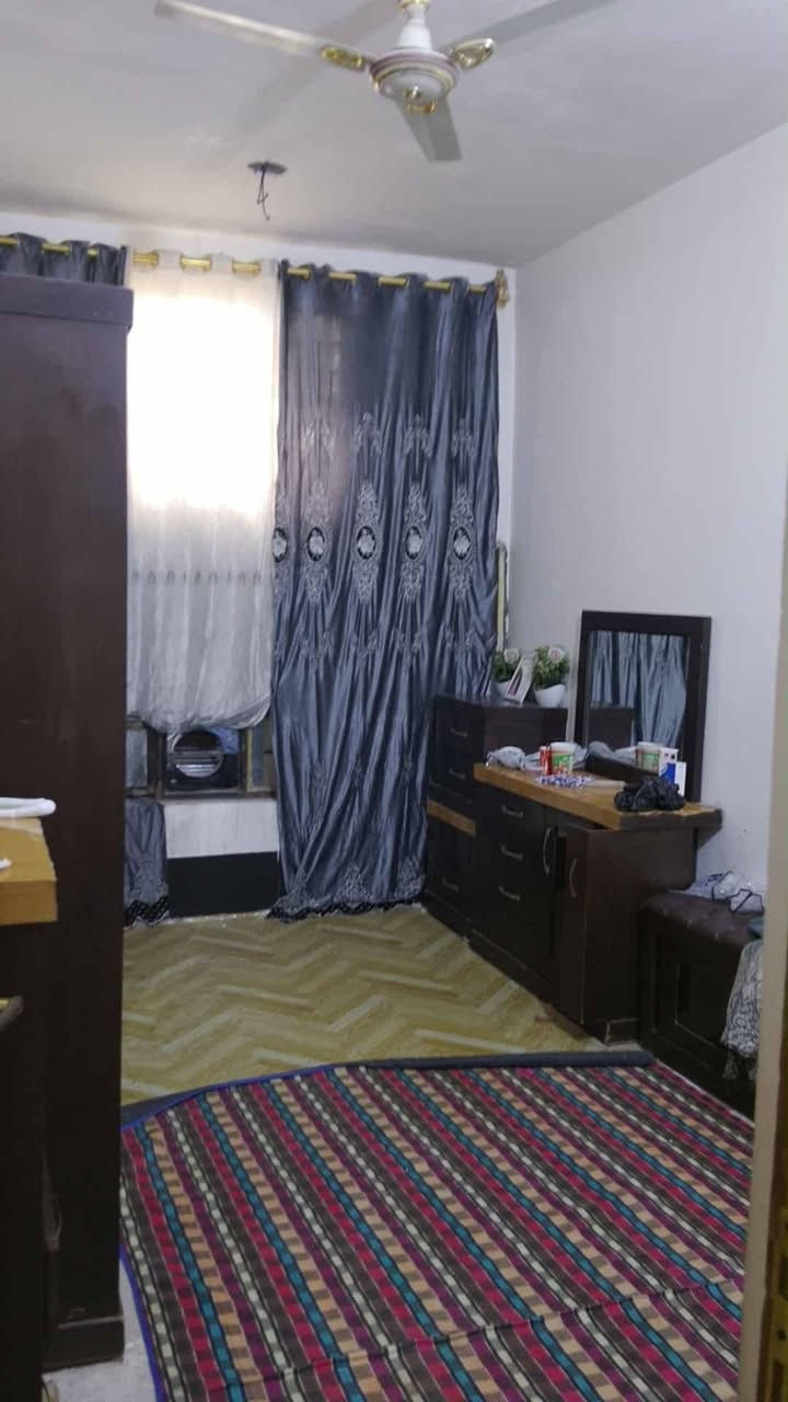 سلام عليكم 
بيت للبيع في ابو منيصير الضباط الثالثه مساحه 150متر بناء جديد يحتوي على غرف عدد 2 ومطبخ واستقبال وصاله وحمامات اثنين ومنور وترك بضهر البيت كامل نقص الارضيه فقط السعر ب85 وقابل للتفاوض مع المجال 
للتواصل ***********
واتساب.***********
