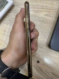 ايفون ١١ برو فقط ذاكره ٢٥٦ الجهاز لون ذهبي كلش نضيف وجديد محافظ علي  م...