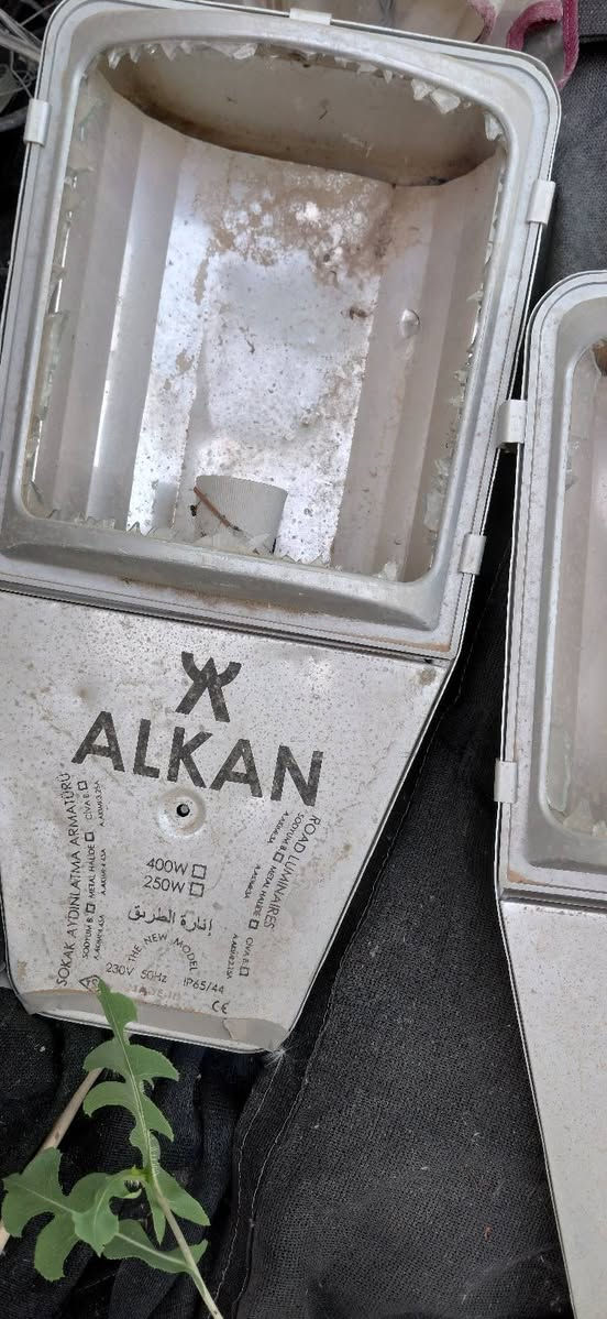 كشافات شوارع مستخدمة من النوع (Alkan بقدرة 250-400 واط) المصنع تركيا 
شغالات واحد بيه لمبه سعر ٣٠ الف والبدون لمبه ٢٠ [كربلاء حي العباس *********** كربلاء, العراق
