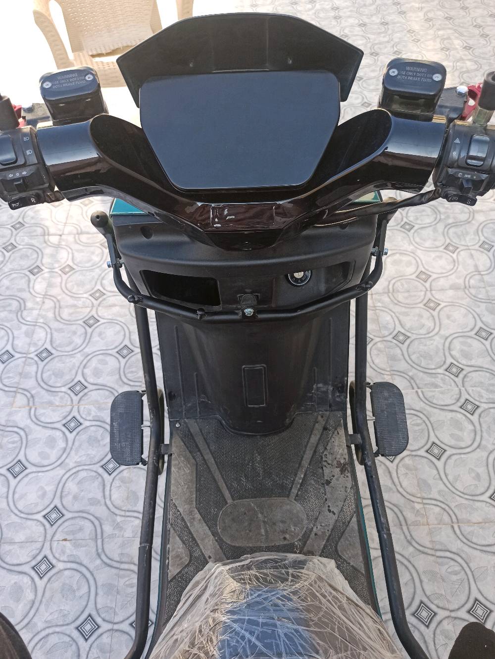 دراجة نارية كهربائية بحالة ممتازة، اللون الأخضر والأسود مع لمسات حمراء مميزة. مثالية للتنقل داخل المدينة وسهلة القيادة. تحتوي على سلة خلفية لتسهيل حمل الأغراض. الاستخدام بسيط ومريح، مناسبة لكل الفئات العمرية.