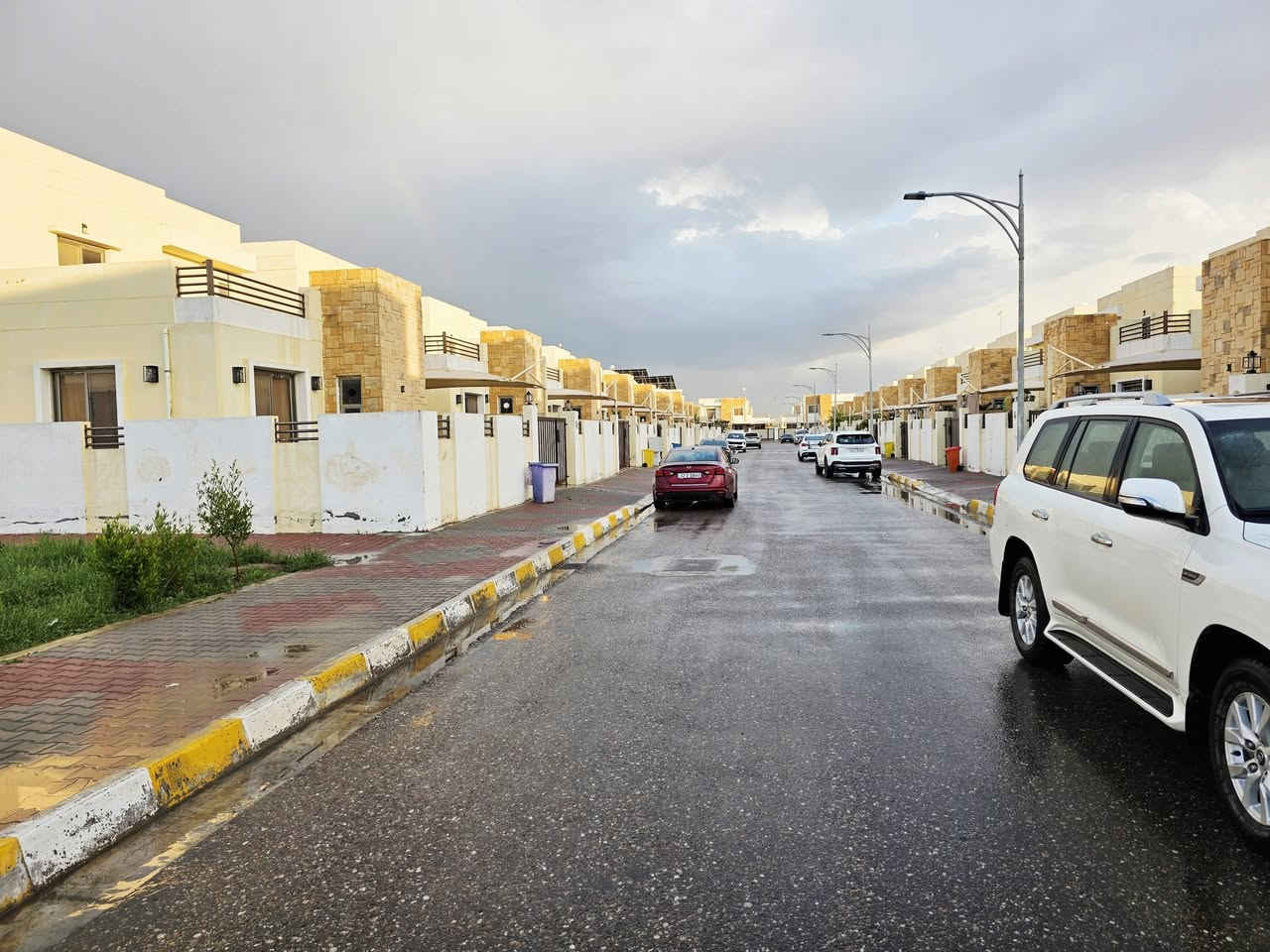 دار للبيع ../مجمع بيتي السكني / الزون الثاني / قرب الفلكة/ والجامع والمدارس والاسواق ...

الدار موقع مميز مطل على حديقة 
اتجاه الدار ..على الشارع العام 

المساحة ٢٢٠ متر 
تغييرات عده داخل المنزل من ارضية الى نقشات مغربيه رائعه واصباغ عالمية درجة اولى .. 
جميع الاثاث المبين في الصور مع البيت علماً الاثاث الراقي وليس التقليد او العادي .. 
المطبخ فقط /٩٠ 
وباقي الاثاث مميز وراقي 

تفاصيل الدار 
٣ نوم 
استقبال 
صالة داخلية 
حديقة
كراج 
صحيات وحمام عدد ٣ 

للاستفسار عن السعر 
الاتصال /***********
#مكتب_المتميزين
