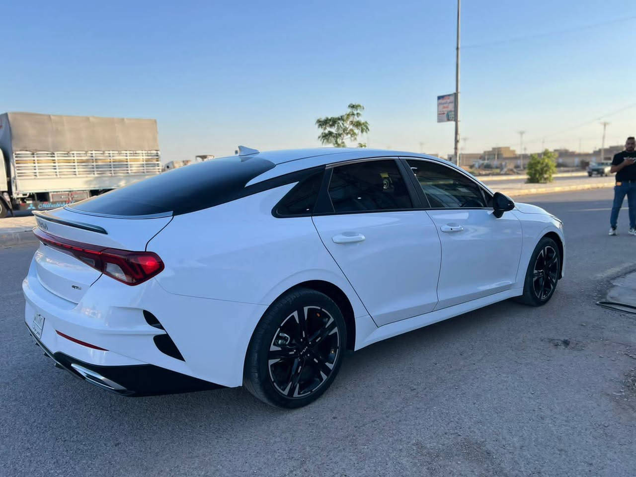 السلام عليكم
للبيع كيا K5 موديل 2024 GT-Line، فول مواصفات (أعلى فئة بالمواصفات).

رقم بغداد دولي معوقين، اب اسم ولد اقاربي 

الحادث فقط بنيد، والجاملق مصبوغ بأمريكا، بدون حادث 

محرك 1600 تيربو.

السيارة أحلى من الصور.

📍 الموقع: واسط / الصويرة، قرب المعهد التقني.

💰 السعر: 170، وبيهه مجال بسيط.

📞 للاستفسار: ***********.
