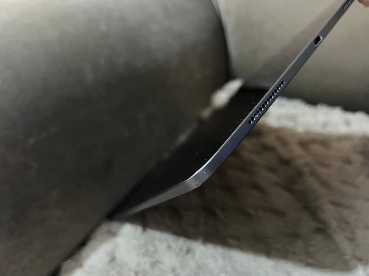 السلام عليكم
عندي ايباد 11 m4 حجم 13 اكبر حجم نموذج m... بطاريه 97 ... عدد دورات الشحن 135... الذاكره 256... بعده بالمضان لحد 2026/8/3 يعني 7 اشهر بعدله ضمان الشركه 
الشغلات المتوفره ويه الايباد 
1- جنطه ايباد اصليه داخلها فرو غير 
2- لزكه شاشه مات اضافيه احتياط اصليه
3- كفر اصلي من شركه KAKU
4- فريز اصلي 
5- الكارتونه والشاحنه مالته كامله
يعني جاهز من كلشي 
مثل ما موضح بالصور الجهاز نضيف كلش 

 متوفر واتساب وخط مفتوح  ***********
السعر 1375 وبي مجال بسيط حك الجيه
العنوان : بغداد شارع فلسطين تجي تاخذه من بيتي
