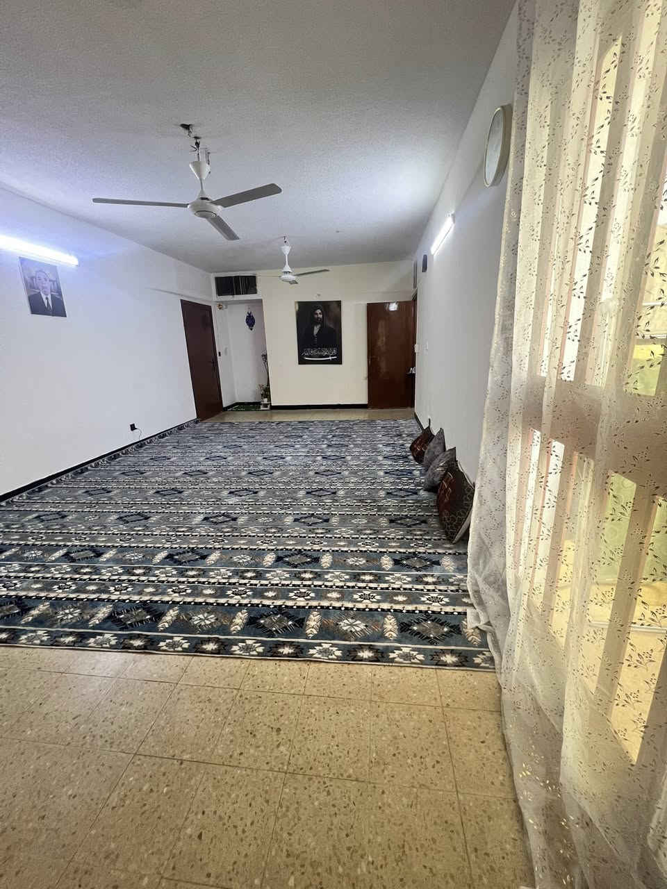 السلامً علكيم. شقة للبيع طابق ثالث محمودية
مجمع القادسية نهاية شارع السوك 
مقابيل الحولي  
الاستفسار الاتصال ***********
