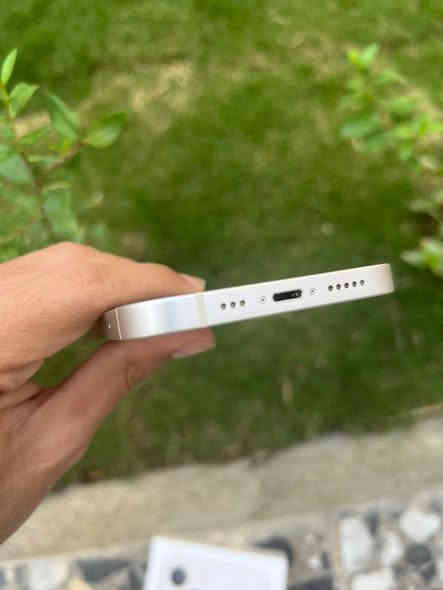 ايفون 13 العادي
الجهاز شخط واحد مابي 
شرق اوسط ضمان ماستر
مكفول مامفتوح ابد ولامصلح 
الجهاز بلادي نظيف وتر بروف
ذاكرة 128
بطارية 79 بلادية يعني انسى الصرف
عنواني بغداد المدائن 
***********
السعر 400
كامل ملحقات كارتونه وحافضة
