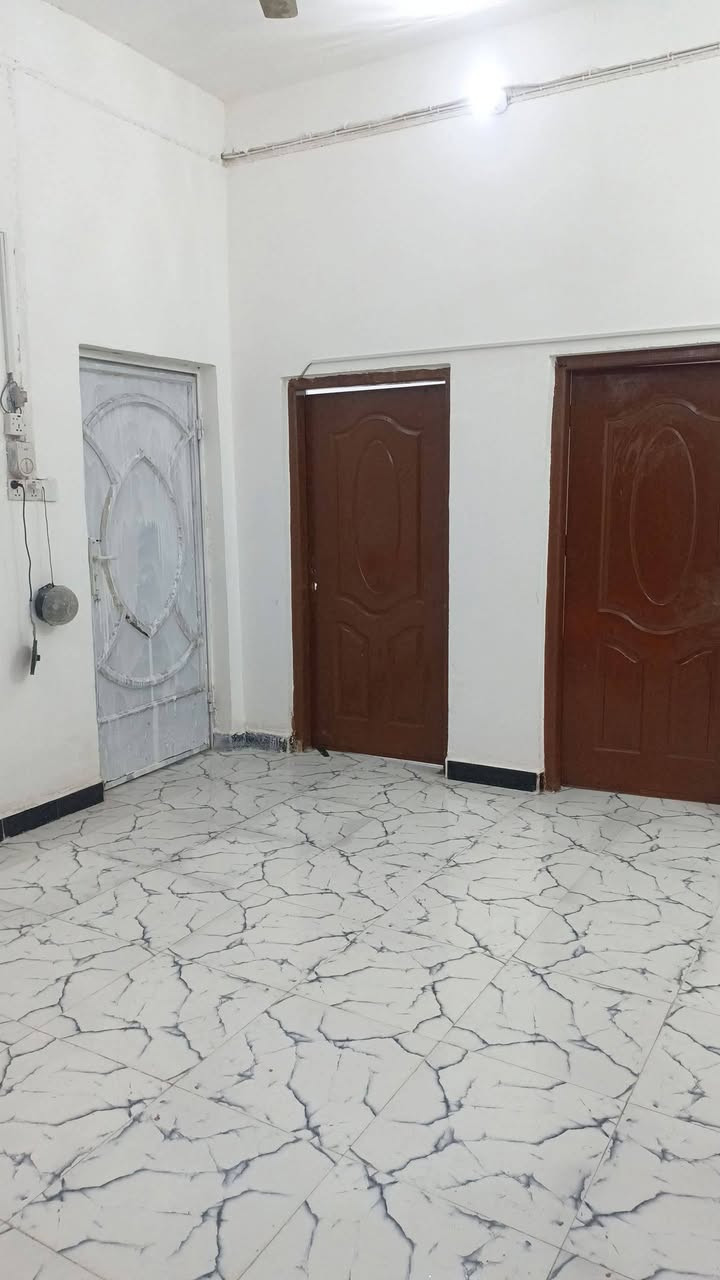 الدار للبيع طابو صرف 
بناء طابوق سقف عكاده دار ترميم جديد نظيف جاهز الموقع الدارالسيناويه مدرسه صفي الدين قرب الحديقه على شارع 20 متر قرب مجمع بشير الدار غرفه ديوانيه هول مطبخ حمام داخلي صحيات خارجيه ارتفاع الدار 3 م ونص السطح شتايكر  السعر 70 وبمجال 
لتواصل ***********
