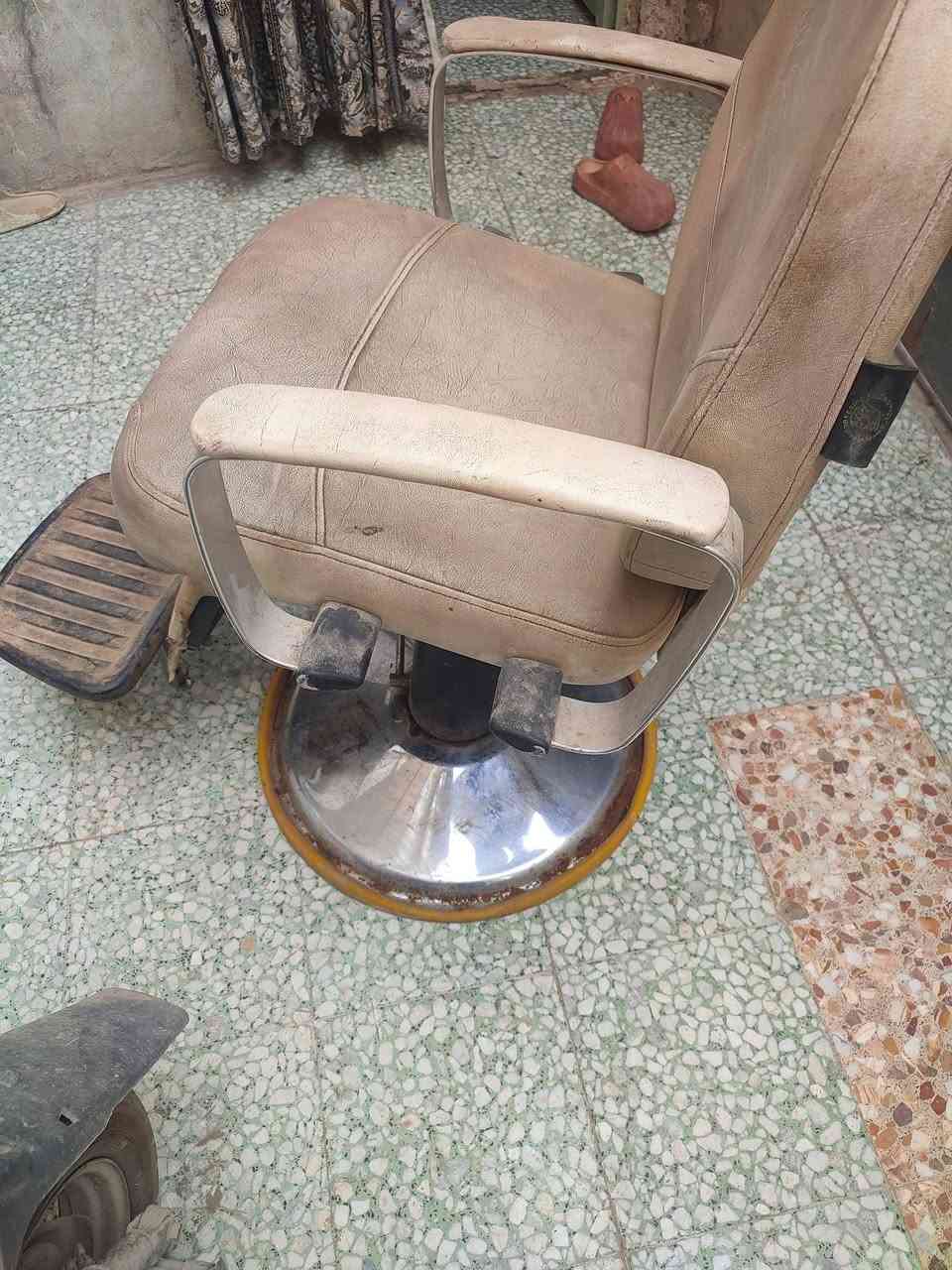 للبيع
كرسي حلاقة ثابت
السعر ب 20 الف


**إذا كنت صاحب هذا الإعلان وتريد حذفه لأي سبب، رجاءا أرسل رسالة إلى الدعم الفني**