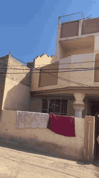 السلام عليكم البيت للبيع 60 وبي مجال
البيت يتكون تلاث طوابق وست غراف مساحت البيت ٢٢٠ المكان بحي العسكري ورا المركز 
استفسار ***********
