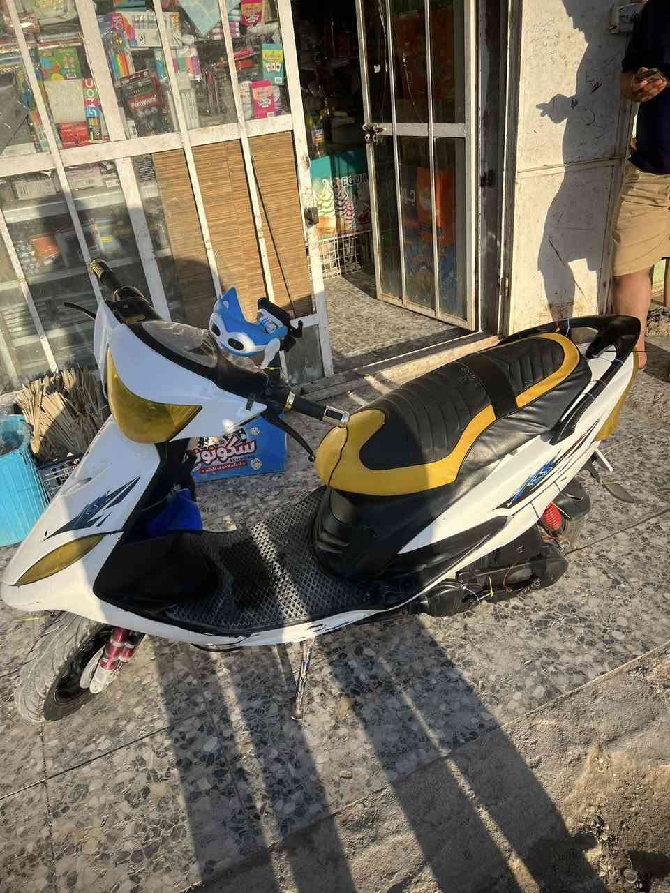 السلام عليكم دراجه ماكس عدله للبيع رياضي بس المكينه بلاديه كفرات ع بلاد بس معدل عليهن بلصبغ صالنصه أف ام السعر 550 وبيها مجال حك الجيه التواصل على هاذا الرقم *********** مكاني بغداد .
