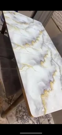 ميز طعام • نظيف • كرسي بكسر صغير