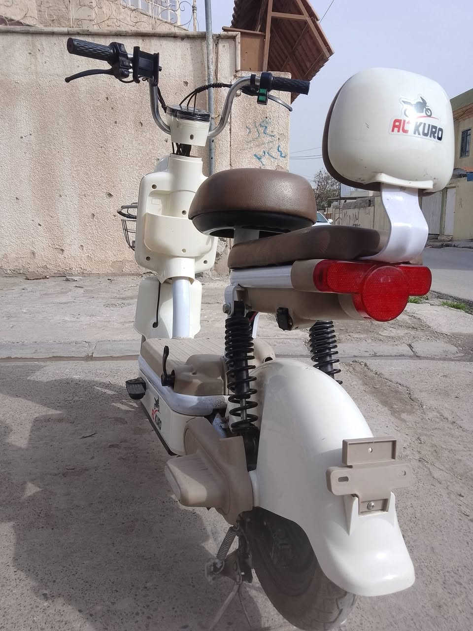 السلام عليكم
ماطور شحن للبيع 
لون كريمي 
حجم 14
3نمر
4 بطاريات
مثبت سرعة 
لايت عالي وناصي 
بريك امامي وخلفي 
دبلات 
بلوتوث
شاحنة اصلية
بصمة تشغيل عن بعد  
انذار سرقة 
قفل مركزي تاير خلفي 
للاستفسار الاتصال ***********.
