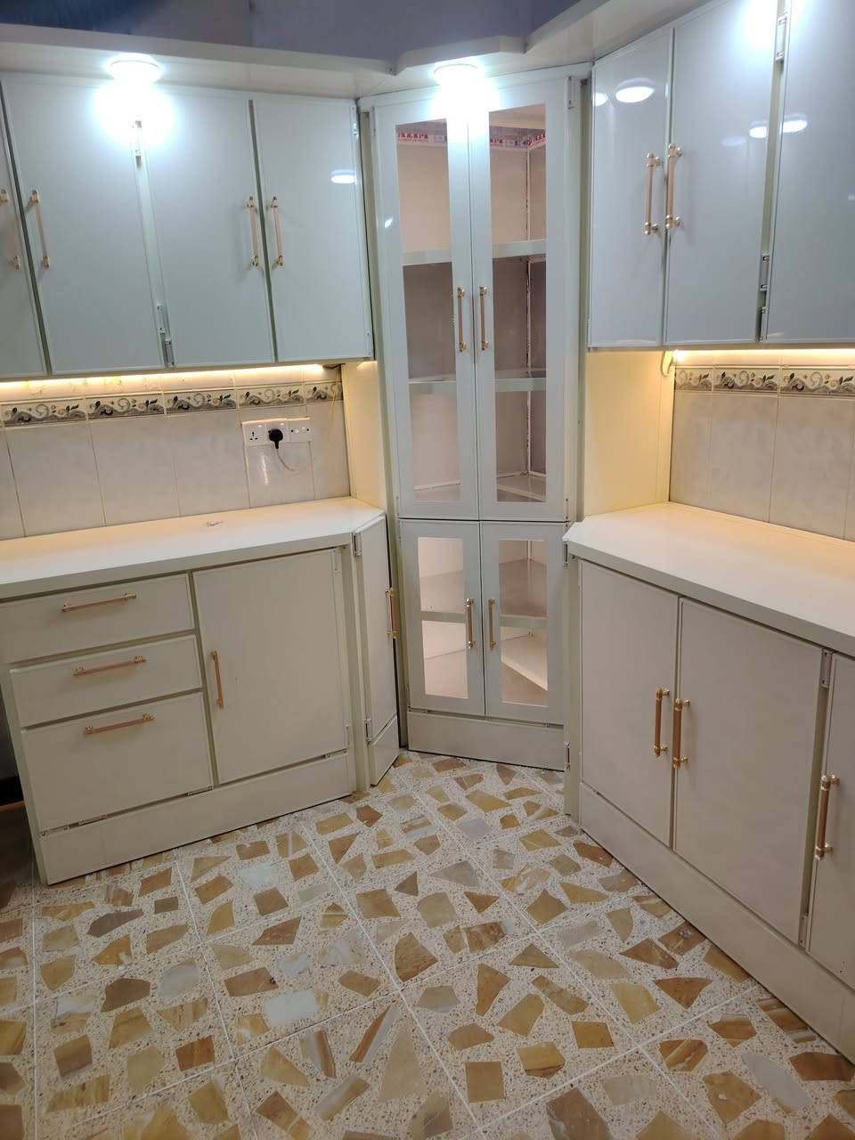 للألمنيوم
نجمع لك الفخامة، المتانة، والأمان في مكان واحد! 🛠️✨
​نصمم وننفذ بأعلى جودة:.. (الاستاذ قصي الجادله.. سديره سفلئ... )
​🍽️ مطابخ عصرية.
​🪜 محجرات ألمنيوم.
​💎 زجاج حراري ضد الكسر.
​✅ دقة بالتنفيذ | التزام بالمواعيد | خامات أصلية
​📞 للحجز والاستفسار: ***********
