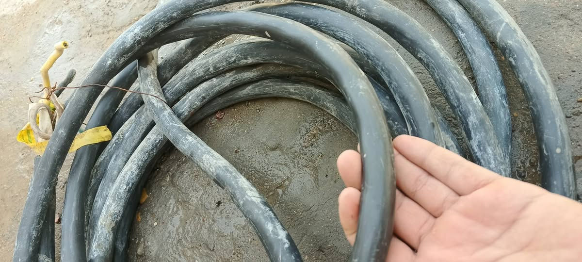 كيبل قطعتين
قطعه. 12. متر 
قطعه 13/500  متر 
نوعيه قدميه 
سعر المتر 12 وبي مجال 
***********
