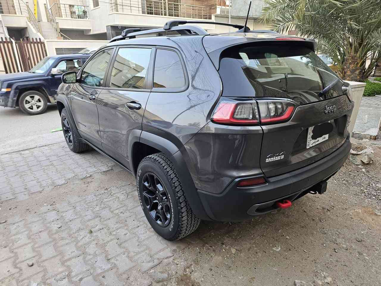 السلام عليكم
 جيب شيروكي للبيع 
المواصفات :
موديل 2021
بصمة دخول و بصمة تشغيل 
محرك 6 سلندر 
الفئة تريل هوك elghit
فور ويل ٦ وضعيات 
نظام زحف و نظام نزول منحدرات 
4 low
قفل اكسل خلفي diff lock
هاندبريك بصمه 
مانع تصادم امامي 
مانع تصادم خلفي 
رادار مع تحديد مسار مع نقاط عمياء
حساس خلفي
هوك خلفي مع توصيلات تغذيه كهرباء 
كامره خلفيه دواره 
ماسحات اوتو
لايت امامي اوتو
بلوجكترات اوتو مع الانعطاف
مقاعد جلد تدفئه و تبريد مقاعد
مقاعد السائق و الراكب تحكم كهرباء
خزن ميموري لمقعد السائق 3 وضعيات
شاشه كبيره مع خاصيه اندرويد اوتو و ابل كار
باب الصندوق كهرباء 
فتح صندوق بالقدم في حال عدم استخدام اليدين
مرايا جانبيه كهربائية مع اشارات بالمري
اناره ترحيب بالمرايه مع اللايت الامامي 
تشغيل عن بعد
اوتو ستارت ستوب
القماره حديد
السياره على ايدي من الاستيراد و لحد الان 
كل شي بالسياره على وضع الشركه الارضيات الاصليه الخاصه بالتريل هوك و السبير الحجم الجبير مع العده الكامله للسياره اصليه 
السياره حادثها تبديل بنيد فقط
الاجزاء الداخليه كلها سليمه 
الايرباك سليم 
كل انظمه السياره على وضع الشركه
المحرك و الكير على وضع الشركة  
السياره ماشيه 47 الف كيلو 
رقم بغداد
السعر 21500  دولار بيها مجال بسيط 
الموقع قرب جامع النداء
للاستفسار التواصل على الرقم 
***********
