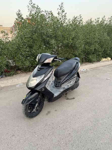 السلام عليكم للبيع سكنس فحل دراجة كلهة بلادية كفراتهة مختمة ختم واحد مكينة بيهة شلعة ومعدل اشك الكاع كهربائيات كلهة شغالة لايت زنون علي ناصي حساس الرون شغال اوكيلو متر هم اوراقهة كاملة السعر 600  العنوان بغداد البلديات الرقم ***********
