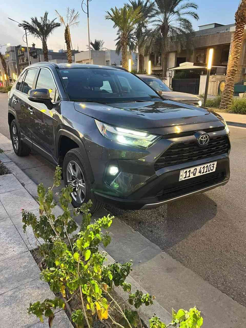 ارخص راف4 هايبرد
السلام عليكم 
راف٤ موديل ٢٠٢٢
مواصفات xle
كشن كهرباء شاشة كاميرا
قطعتين تبريد 
حادثها مثل موضح بالصور
والسونار
كشر بس بارد بدون صبغ 
الضربة من جوة بيها تعديل شواصي
السيارة جاهزة ومناقصها اي شي
تخم تاير جديد وتصليحها وتطبيكها كلش حلو 
السعر ١٧٩ ورقة 
وبيها مجال 
بغداد حي تونس
او الحارثية
***********
***********
