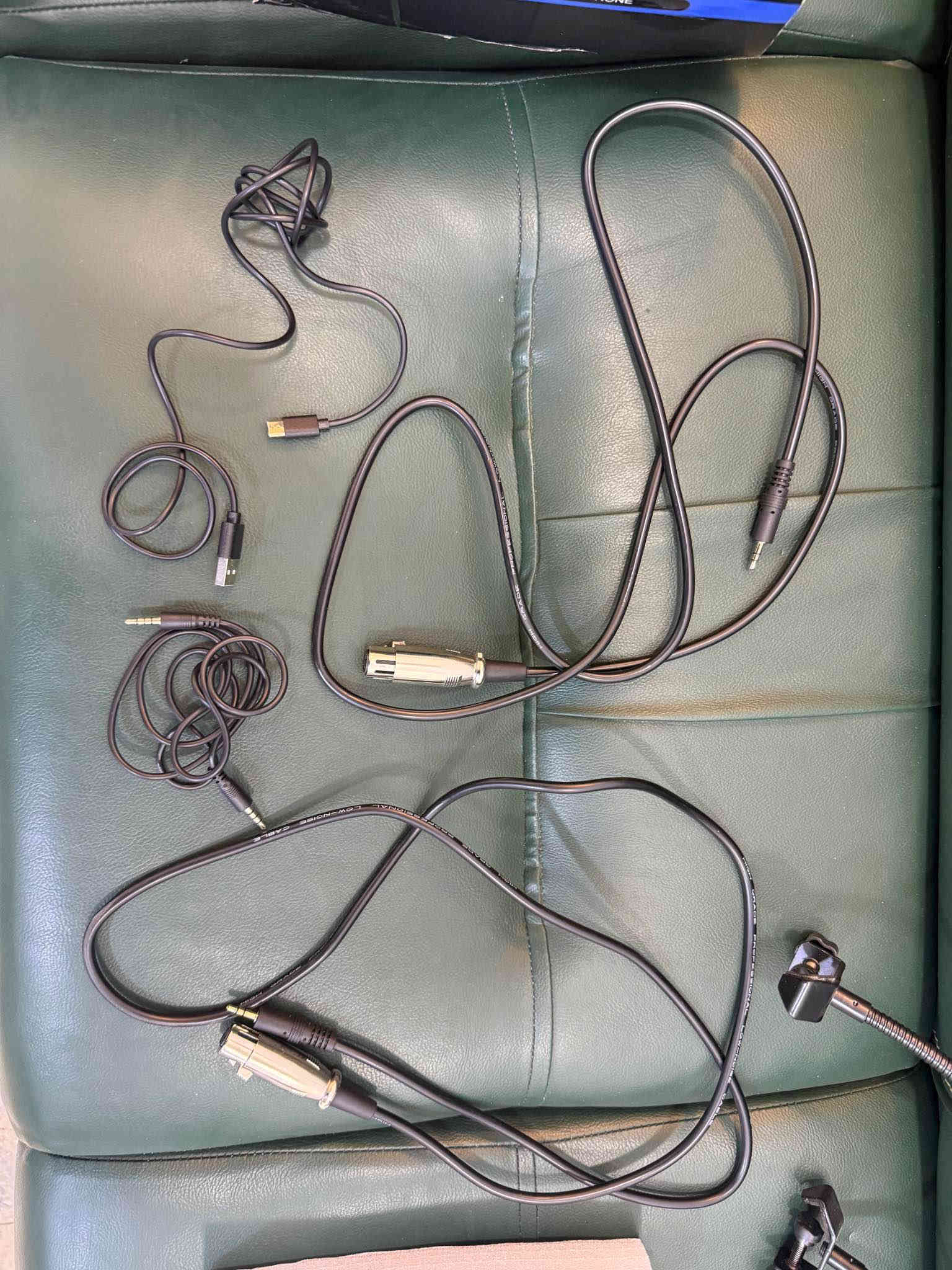 ⸻

🎙️ بكج تسجيل احترافي كامل للبودكاست والبث المباشر 🔥

جاهز تستفاد منه بكلشي — تسجيل، غناء، بودكاست، بث مباشر أو ستريم 🎧

🔹 المواصفات:
 • مايك كوندنسر عدد 2
 • كارت صوت احترافي 🎚️
 • ستاند ثابت + صوند كارد + فلتر هواء
توصيلات مع هتفون
 • كل الملحقات الأصلية جاهزة داخل البكج جديد غير مستخدم

✅ صوت نقي وواضح
✅ سهل التركيب
✅ مناسب للمبتدئين والمحترفين

💰 السعر: 40 الف
مكاني بغداد الدورة
***********
*********** بغداد
