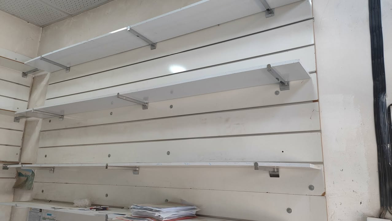 السلام عليكم
رفوف محل وسقف ثانوي كاملة للبيع 
للإستفسار : 
واتساب 
***********
