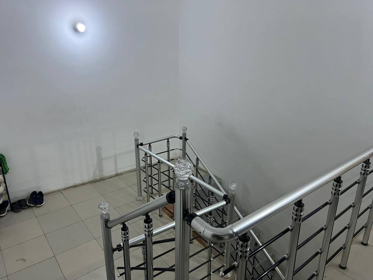 🏠 الدار البيع في حي الشهداء الأولى يقع مقابيل الساحة المساحة 200 م بيع مباشر خلف قرية مول للاتصال (***********)(***********)
