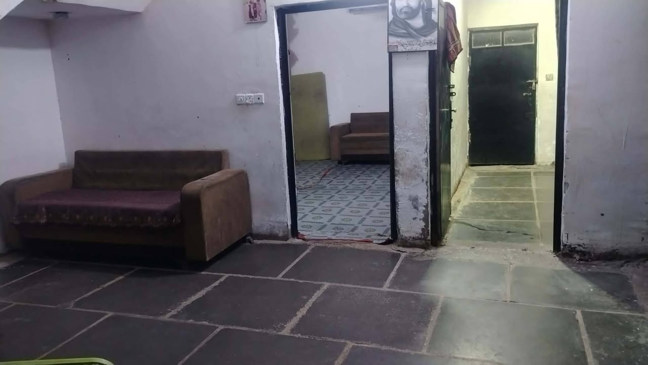 السلام عليكم ..
للبيع بيت 150,متر مسلح طابوق 
 الدوانم حي الجوادين ..شارع ابو حسين المضمد ..

استقبال 
مطبخ 
صالة 
غرف نوم عدد 2
منور عدد 2
صحيات 
كراج البيت موضح بالصور 

الاتصال ***********
موجود على الواتساب

