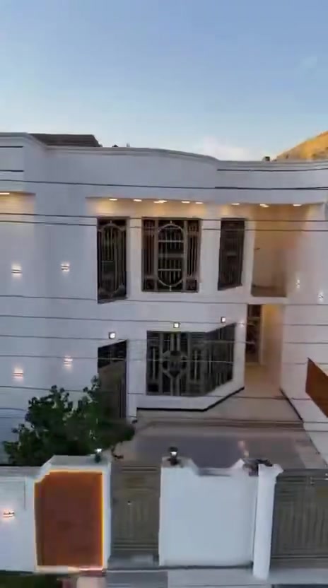 🏡 دار للبيع

📍 الموقع: حي الصادق – ملاصق لمدرسة لارسا، على الساحة الكبيرة.

📐 المساحة: 250

✨ مواصفات الدار:

🔹 الطابق الأول:

* حديقة
* استقبال
* صالة
* مطبخ
* منور
* حمام داخلي
* حمام خارجي
* غرفتان

🔹 الطابق الثاني:

* 3 غرف
* صالة
* حمام
* إحدى الغرف بنظام سويت

📞 للاستفسار والاتصال:
***********
***********

