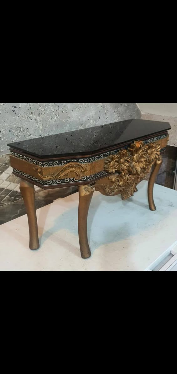 ميز انتيكه طول 90 وعرض 40 السعر 50 بغداد الغزاليه ***********
