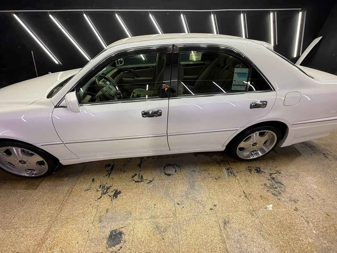 السلام عليكم للبيع فقط ملكه رقم سلمانيه دولي تحويل ثاني يوم مكفوله من كص ونقل جثه وضربه ورسميات اصوليه مواصفاته 3دكم كرستال اصل تحوير نجف/  غرفه بيجي / تلفزيون /ستيرن كهربائي /شاصي 75/محرك D4الكبير /كشنات كهربائي /برده خلفيه /ويل ياباني اصلي  /مكينه وكير وحداديه ميه بل ميه تخم تأير جديد السعر145 وبيها مجال لاستفسار ***********
