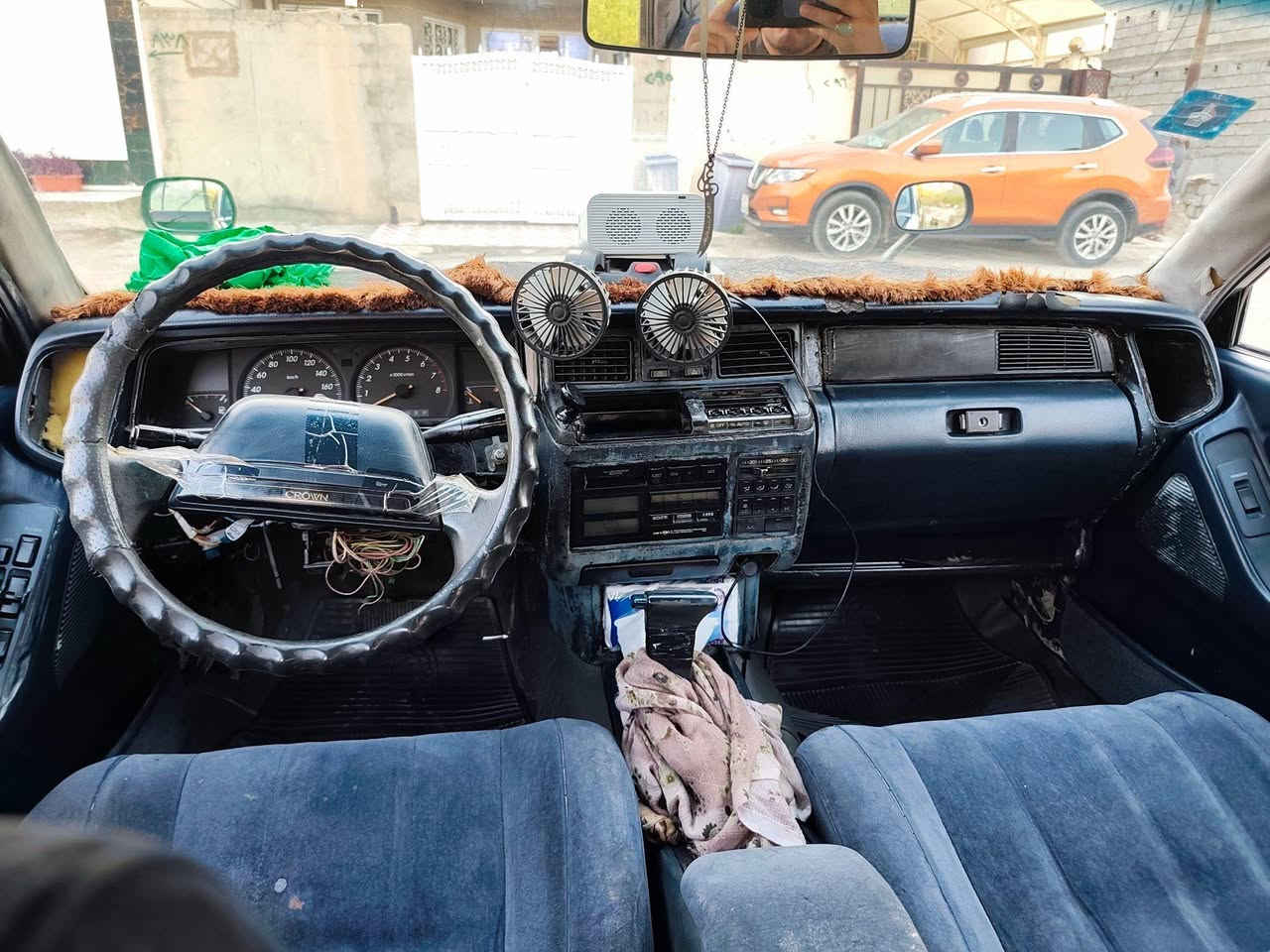 كراون سيدان رويال صالون موديل 1991  
محرك 2500 الـ 1JZ-GE فيفيتي مجاول 
صيانة كاملة كير محرك بركة ممتازة 
تبريد ماكو وترتيبات كمالية 
سعرها 40 بي مجال للطيبين 🤝 
تخم ويل+ تايرات حجم 15 
صدر امامي و خلفي 60٪ 
رقم ديالى الجديد باسمي تحويل مباشر 
مكانها ديالى بعقوبة 
***********
