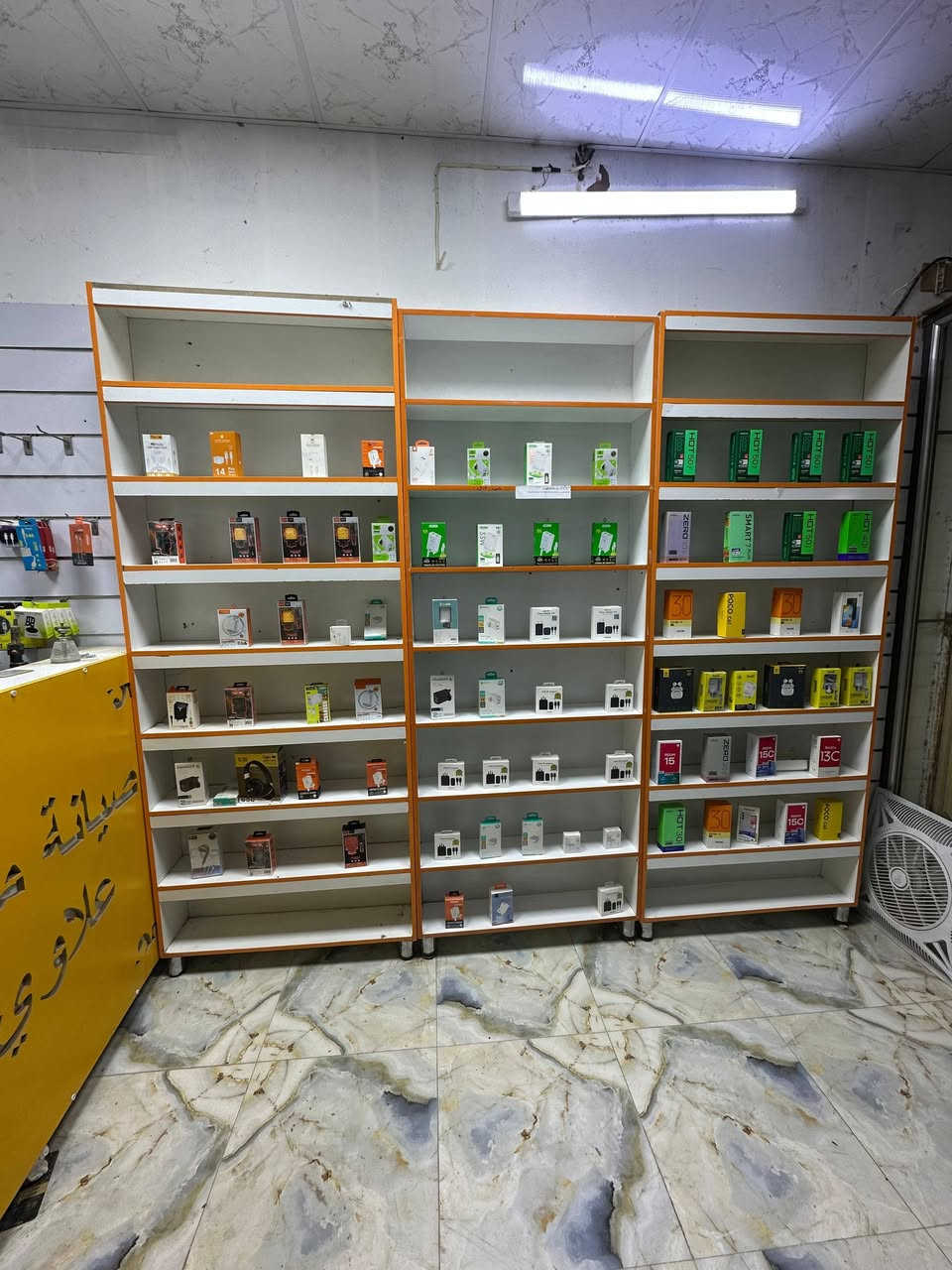 ديكور محل موبايلات كامل للبيع
فاترينات عدد ٣
ميز صيانه
جام خانه غرض موبايلات عدد ٢
هاتف /***********
