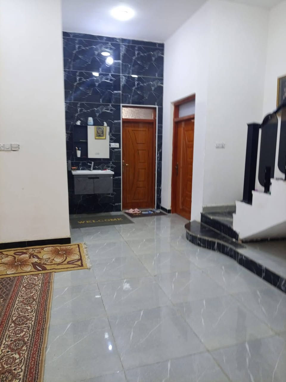دار للبيع طابقين بناء حديث طابو اسهم مساحة ٦٠٠م السفينة الشارع السياحي قرب مدرسة الواثق شارع الرسول الأعظم صلى الله عليه وآله وسلم..
الطابق الأول: استقبال مساحة ١٥م×٦مع صحيات عدد٢ يحتاج إلى تطبيق أرضية... 
صالة استقبال +صالة عائلة +مطبخ حار بارد +غرف نوم عدد ٢واحدة نظام سويت مع صحيات مشتركة... 
حديقة أمامية، وحديقة خلفية مساحة ٢٠٠م... 
الطابق الثاني غرف نوم عدد (٤)ثلاثة نظام سويت... 
شارع عرض ١٠مع خدمات كهرباء ماء مجاري... 
السعر(350)مليون مع المجال والتوفيق من الله سبحانه... 
للاستفسار (***********)....
دار للبيع طابقين بناء حديث طابو اسهم مساحة ٦٠٠م السفينة الشارع السياحي قرب مدرسة الواثق شارع الرسول الأعظم صلى الله عليه وآله وسلم..
