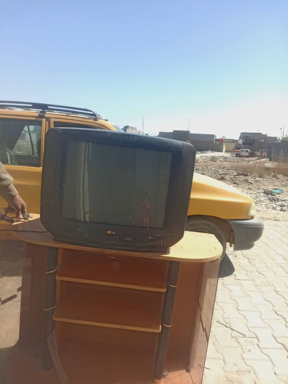 السلام عليكم تلفزون وطاوله السعر35ألف ***********
