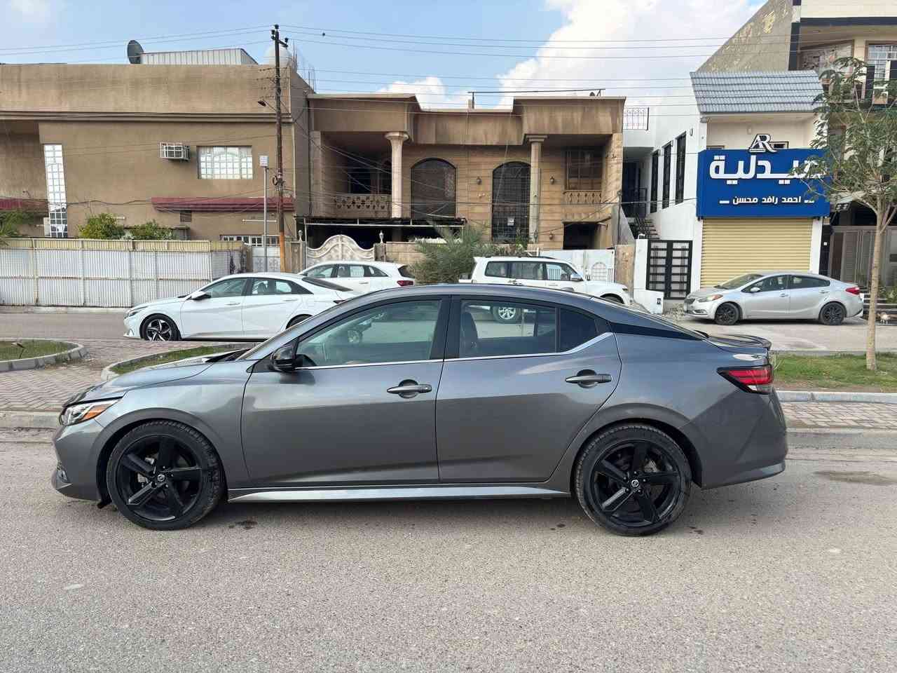 السلام و عليكم نيسان سنترا sr premium ٢٠٢٢ اعلى فئه بسنترا لون نفطي ماشيه ٣٩ الف ميل  سياره كاصها اني واول مالك الها بالعراق حادثها جاملغ خلفي وباب خلف سايق مواصفاتها رادار تفاعلي امامي وخلفي وجانبي ٣٦٠ درجه و 5 كامرات وتوقف ذاتي امامي وخلفي و تدفئ كشن و كراسي الاماميه و فتحه سقف ولايت عدسات اوتو وبعد بيها مواصفات حلوه وتخم تايرات جديده من تاير مول موديل٢٠٢٥
مكاني بغداد حي جهاد 
للاستفسار ***********
