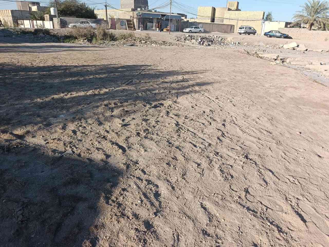 قطعه 450متر  في منطقة ال محينه قرب مدرسة الامام الباقر تبعد عن المدرسه 100متر مدفونه مستوه لشارع لقطعه ركن عله شارعين مرتبه وحلوه واصله ماي وكهرباء ولمدرسه قريبه عليه للستفسار ***********
