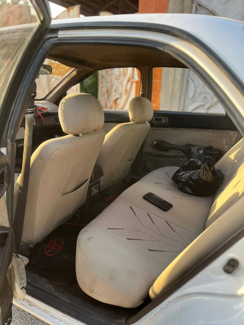 السلام عليكم
 كورلا كارينا للبيع فقط
موديل 92

السعر 38

سنوية لل 31 بسمي

هزة جديدة

كابون بنزين بيها 

شرط التحويل والوكالة 

السيارة لاصبغ ولا ضرر

مكفول من الكلبة والضربة 

كير محرك ابو الجف شرط 

لا صرف ولا بخار 

صدر تايرات كهربائيات كلها شغالة 

السيارة جاهزة وحلوة واحلى من الصور 

مكان السيارة الموصل ناحية حمام العليل

اتصل على الأرقام ***********
