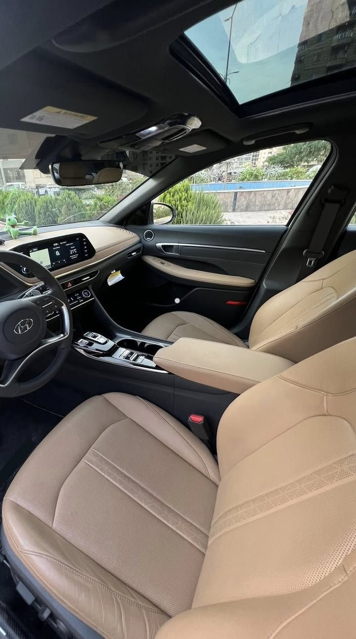 هونداي سوناتا 2023 لمتد يعني أعلى فئة وأعلى مواصفات جديدة كلش بعدها داخل لون حمصي
‏2023 Hyundai Sonata limited 1.6T
سيارة مال جناي على وضع الشركة بعدها

رقم بغداد الجديد باسمي هزة وسنوية جديدة لل 2030
ما أكتب مواصفاتها لأن هواي والجناية يعرفون شنو لمتد واللي ما يعرف يدخل على النت ويطلع مواصفاتها 
ماشية تقريباً ٤٤ ألف ميل
بيها تسارع وانطلاقة وسرعة ما شاء الله تعالى  

حادثها بأمريكا شخطين زغار موضحات بالصور مكحلات على گد الشخط فقط والصور موجودة وصار بيها بالعراق دحچة بالچاملغ الخلفي رجعتها عل البارد والباقي كله مكفول غير هذا ماكو 

السعر 211 $ واذا صدگ شراي بيها مجال تتصل وتدلل 
اذا لگيت هيچ نظافة موديل وفئة لمتد ونفس اللون والداخل اقل من هذا السعر  تعال اخذها بلاش 
مكان السيارة بغداد مجمع الايادي السكني 
للتواصل ***********  أبو علي 
يتوفر واتس آب على نفس الرقم
