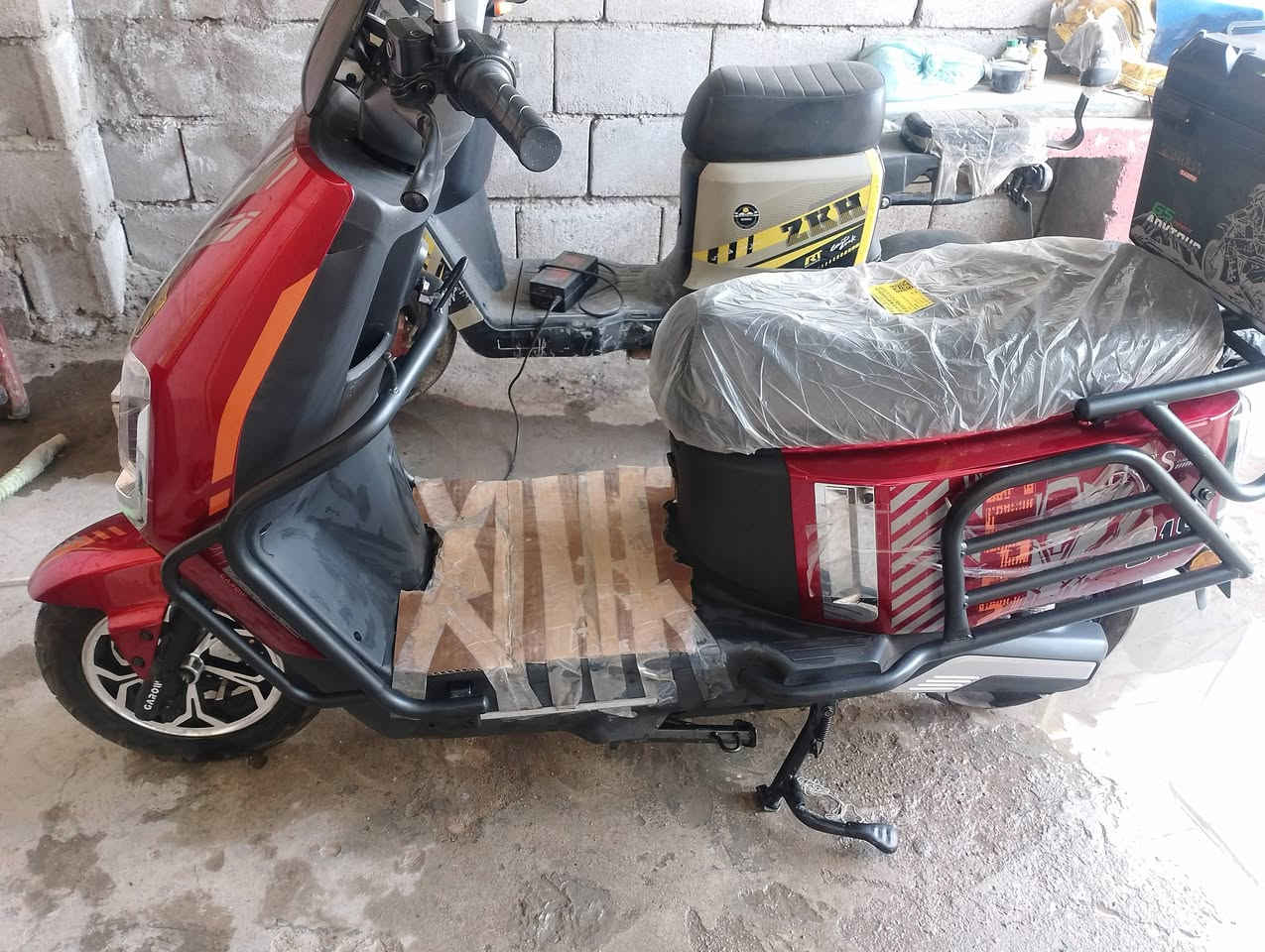 السلام عليكم 
دراجة شحن للبيع بطاريات سته ليثيوم كبيرة الشحنه الوحدة توصل 60 كيلو متر السعر 900 وبي مجال صار شهر عندي خذيته من الوكيل بعدها بالجيس خذيتها بمليون والشراي يتصل واتساب. /***********
