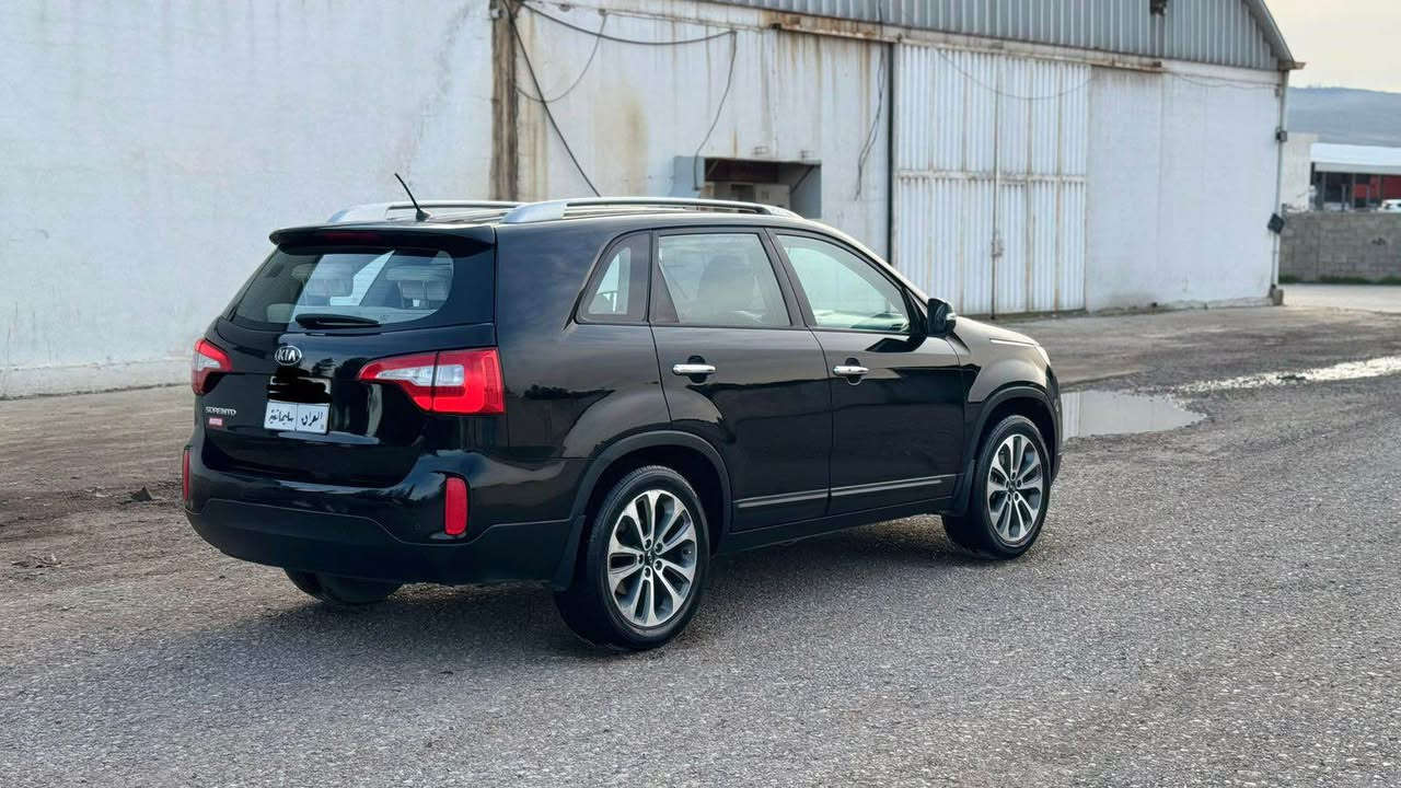 سلاو کیا سۆرینتۆ ٢٠١٥ بێ بۆیاخ 
سەتارەکە پاکو جوان و رێکو پێکە 
بەسمەیە. کوشن جلدە. کوشن کارەبایە. سێ ریز کوشنە. پەردەیە. حاسەیە. کامێرایە. مەکینە ٢.٤ گێرو مەکینەی نەکراوەتەوە. بێ بۆیاخە. ***********
خلیجییە رقم:***********
نرخ.١٥٢$ گەڵاو معامەلە السليمانية, العراق
