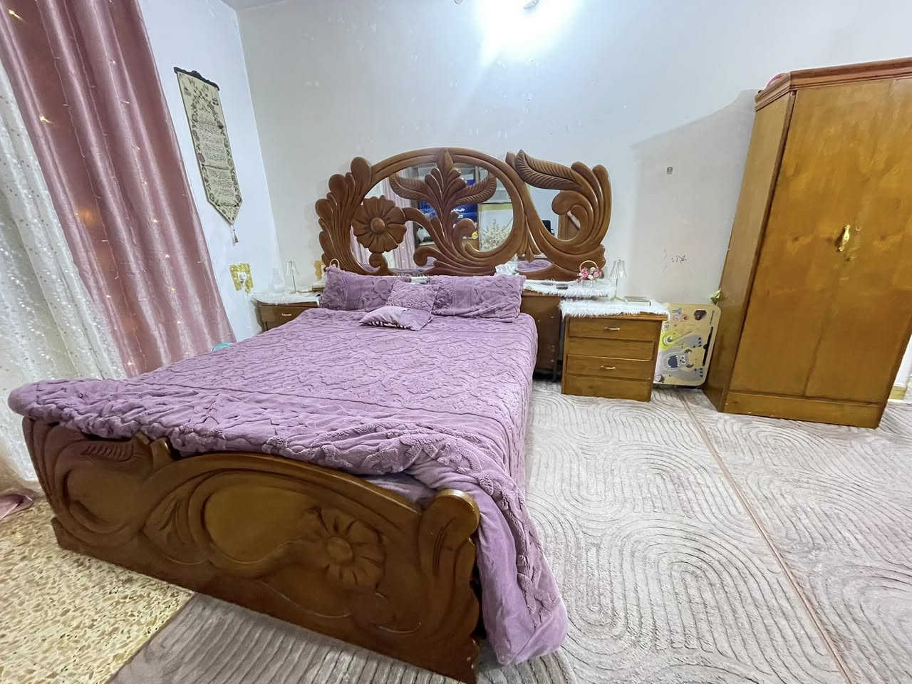 السلام عليكم  غرفه تكمه صاج خارج داخل ارتفاع الكنتور مترتين ونص  نضيفه جدا. يحتاجله بعض الترتيبات البسيطه انته تسويهن بلبيت مع (( الدوشك. والبردات ))  س. ع. ر. 900 والشراي بي خير ويتدلل هاتف اتصال + واتساب ***********. مكان الشيخ حمد
