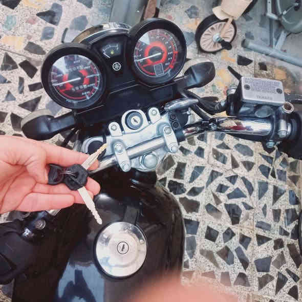 دراجة شركة ياماها  YAMAHA لاصلي دراجة عل وضع البادي ممفتوح برغي بيها نضيفة كلش شوفت عينكم 2سويجات حتا العدة مال دراجة موجودة 5نمر نضام بطح دراجة بلادية سعر مليون و٣٠٠ مكاني بغداد الشعب *********** بغداد
