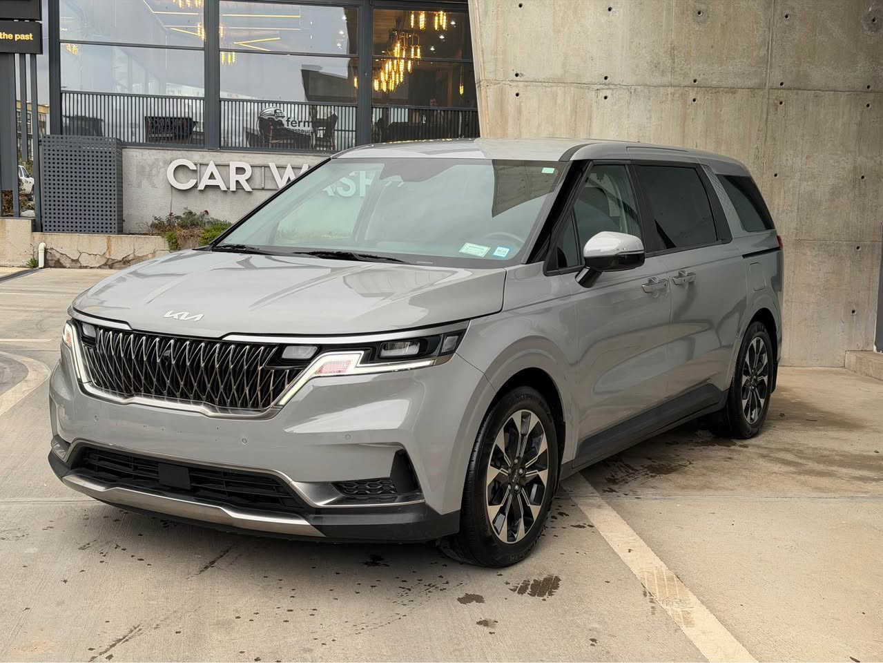 كيا كارنفال MPV EX 2024
ستة سلندر مكينة 3.5 مرغوب
السيارة فول فول مواصفات
سبعة راكب درجة اولى
الباب كل الابواب جك بصمة
كل الجامات بيها بردة
كل الكشنات بيها مكان شحن 
لايت الامامي و الخلفي بيها led ليت ئوتو 
بصمة شغالة 
بريك ئوتو رادار على خط الشارع
بيها خمس كامرات
شاشة ئلكتروني 
والشاشة لمس
كوشن جلد
كوشن هيتر
كوشن كهرباء
ئوتو هولد
بيها درايف مود 
اكو بعد اهواي مواصفات 
السيارة ماشية بس 22 مايل 
بيها رقم كاتي تترقم محافضات شمالية لمتد شهرين
بس البنيد صبغ
بدون داخل
ئيرباك بس الستيرن طاك متغير اب بلادي 
السعر 277
 للاتصل لغة عربية *********** 
واتساب مكان السيارة سليمانية
*********** السليمانية, العراق
