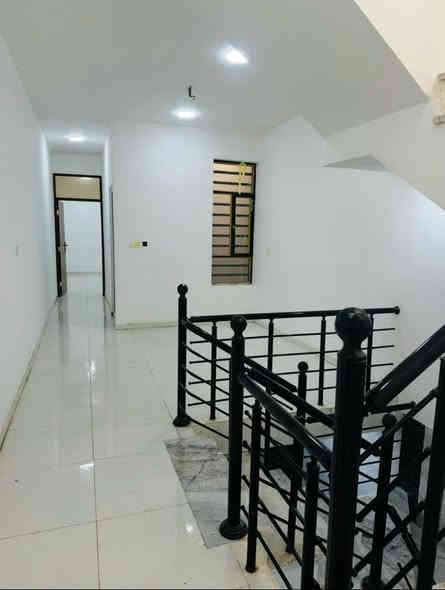 🏠بيت للبيع      (مكتب الربيعي ) 🏠 🏠 
📍الموقع/ (حي القاهرة - شارع شيف سوري )

ملاحظه/البيت جديد زيرو ## 

 .مكان ماطور ____

 ..كهرباء كل طابق معزول عن الثاني.بناء ##

 ______درجه اولى 🏰🏰🏰

📌المساحة/  80 /

 📌الواجهة/  4 و 20 س /

📌النزال/ 20  /

الطابق /آلأول/ طرمه صغيره / 

 اسقبال / مطبخ / حولي / خدمات / غرفه نوم

الطابق  /  الثاني / 2نوم.حولي .خدمات /

 #.بيتونه كبيره.سطحين#

للاستفسار ☎️📞

📞***********_____
