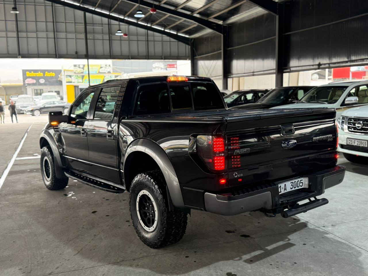 2013 وارد خليجي شركه نيفا والمواصفات العنوان السليمانيه 300 وبيها مهجور 
حجم المحرك 8 سلندر 
***********
