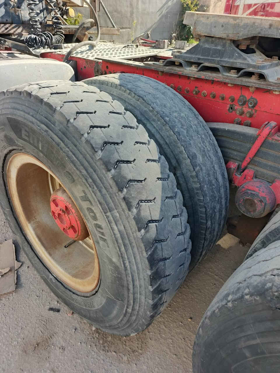 السلام عليكم تايرات للبيع 24نص عمرة يرهم مراوس 22ونص الاستفسار على رقم ***********
