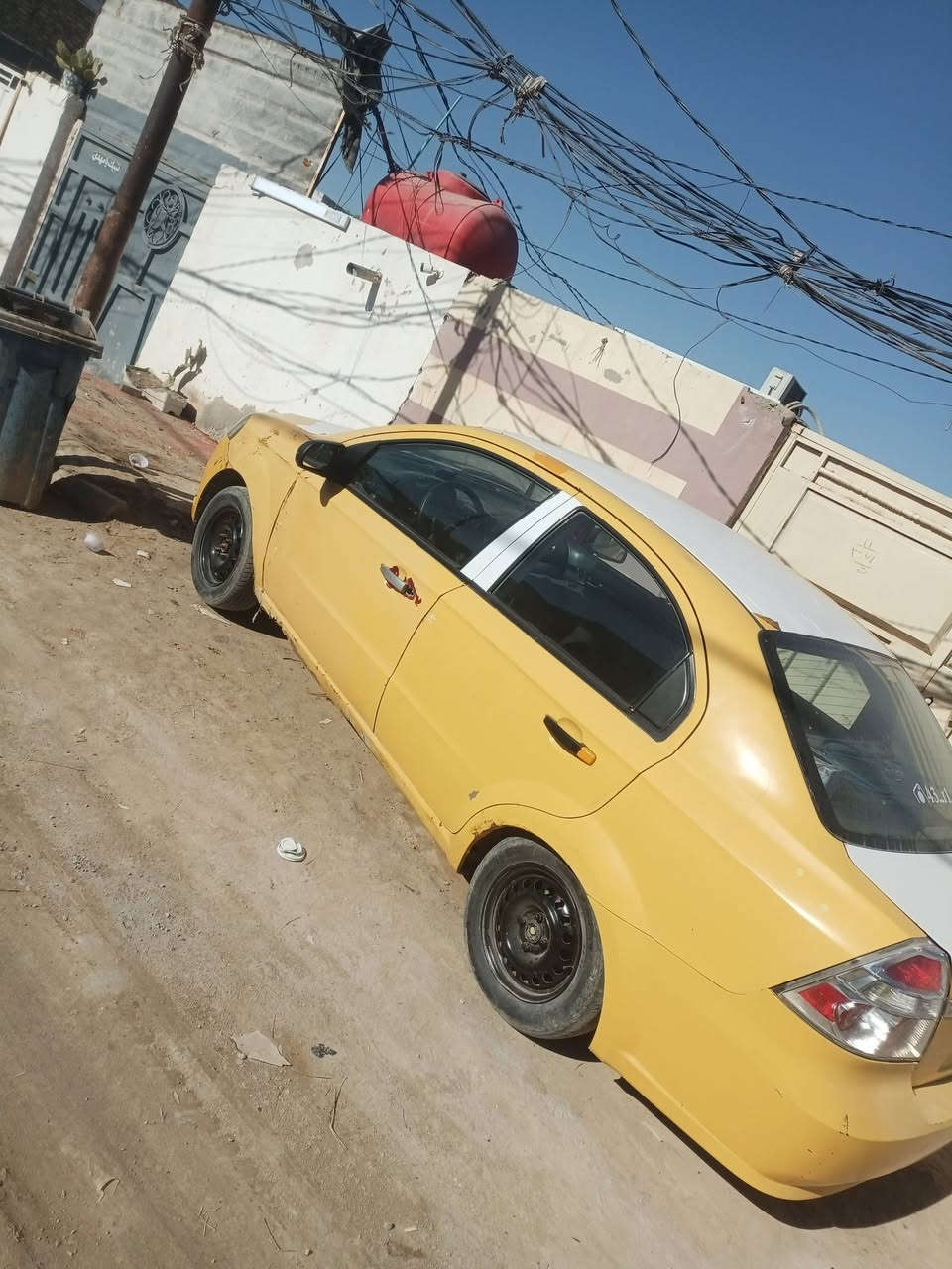 افيو للبيع مكينه وكير جدد كير اوتماتيك 
حداديه اماميه وخلفيه جدد 
عليها غرامات 260الف 
مامسجله هيئه يعني ماعليها ولا ربع 
راعيها يريد مداور علما السياره رقم احمر 
السعر 25
