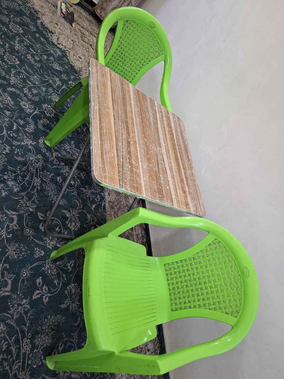 ميز طعام مع كراسي عدد 2
بغداد القاهرة قرب جامع النداء 
***********
