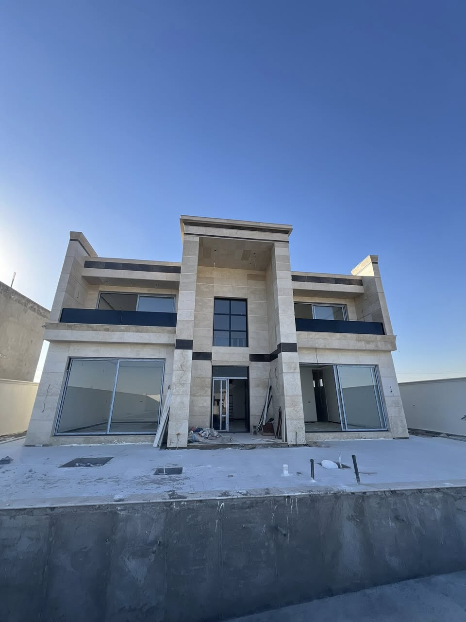 السلام عليكم 👋

فرصة مميزة لامتلاك مزرعة مودرن فاخرة ضمن مجمع مزارع راقٍ ومتكامل الخدمات.

📍 الموقع:
بغداد – الدورة – عرب جبور – مجمع الزمرد

📐 المساحة:
1000 متر مربع

📏 الواجهة:
22 متر

📄 نوع السند:
طابو زراعي – سند 25 تنزال
شركة القلعة البيضاء مع إقرار محكمة الدورة

✅ خدمات المنطقة:
• ماء
• كهرباء
• شوارع مبلطة
• مجمع خاص بالمزارع
• قريب من نهر دجلة

🏡 محتويات المزرعة:

• صالتان مودرن بإطلالة مباشرة على المسبح والحديقة
• غرفتا نوم ماستر
• مطبخ بارد
• مطبخ حار
• غرفة ملابس (دريسنج روم)
• منور
• صحيات عدد (2)

✨ المواصفات:
• واجهة مرمر فاخرة
• ديكورات بروفايل
• إنارة مخفية حديثة

🏊 المرافق الترفيهية:
• مسبح رئيسي 5 × 10 متر
• مسبح أطفال
• جلسة مائية
• حديقة مسبح
• منطقة باربكيو
• جلسات عربية قيد الإنشاء
• حديقة بمساحة جميلة ومريحة

⚠️ ملاحظة:
المزرعة قيد الإنشاء حالياً.

📞 للاستفسار:
***********

مكتب أنور الجبوري للتطوير والاستثمار العقار
