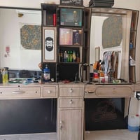 ميزين حلاقة  مع الفاترينة للبيع نظافة فول الشراي يتصل على الرقم 077227...